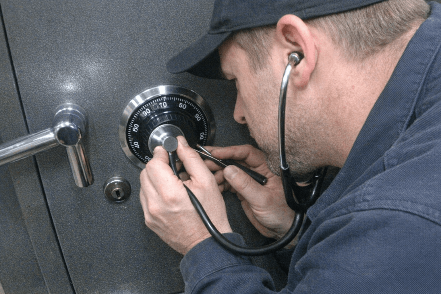 Akustische Analyse an einem massiven Tresorschloss