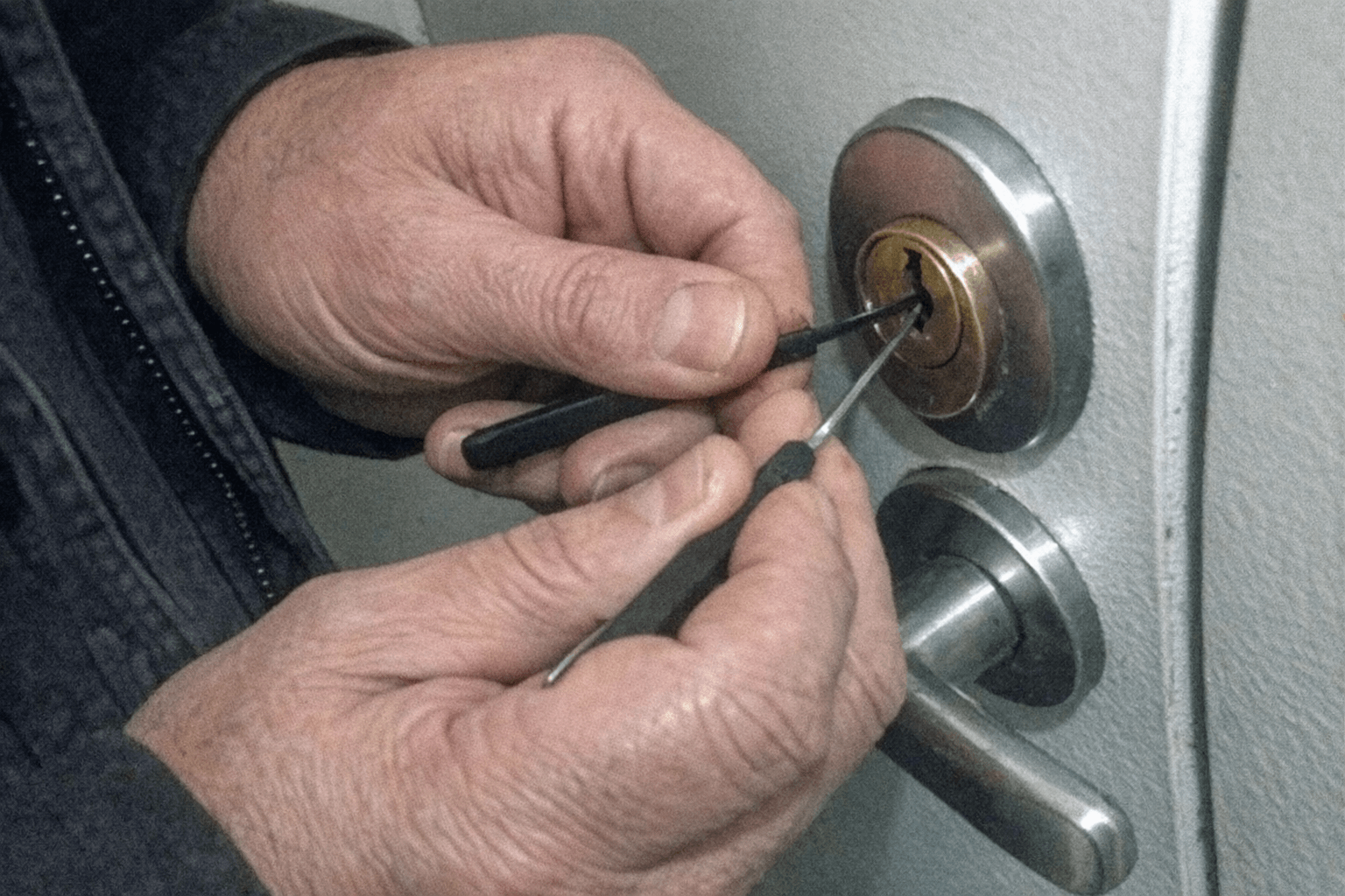 Monteur nutzt Spezialwerkzeug für schadenfreie Öffnung