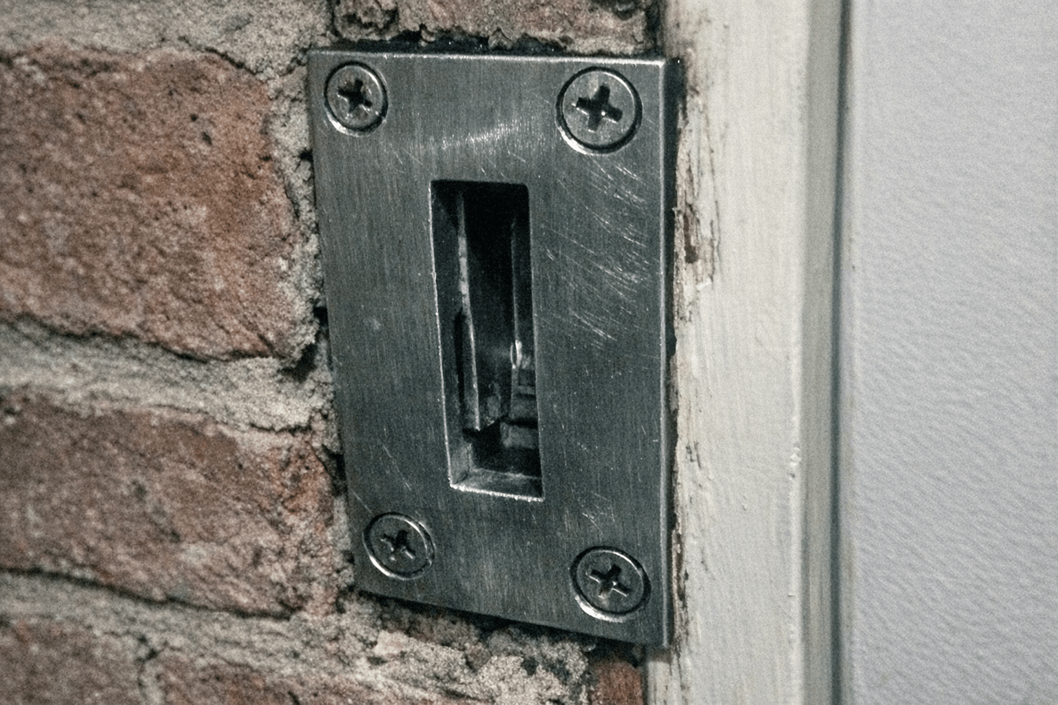 Massives Schließblech tief im Mauerwerk verankert