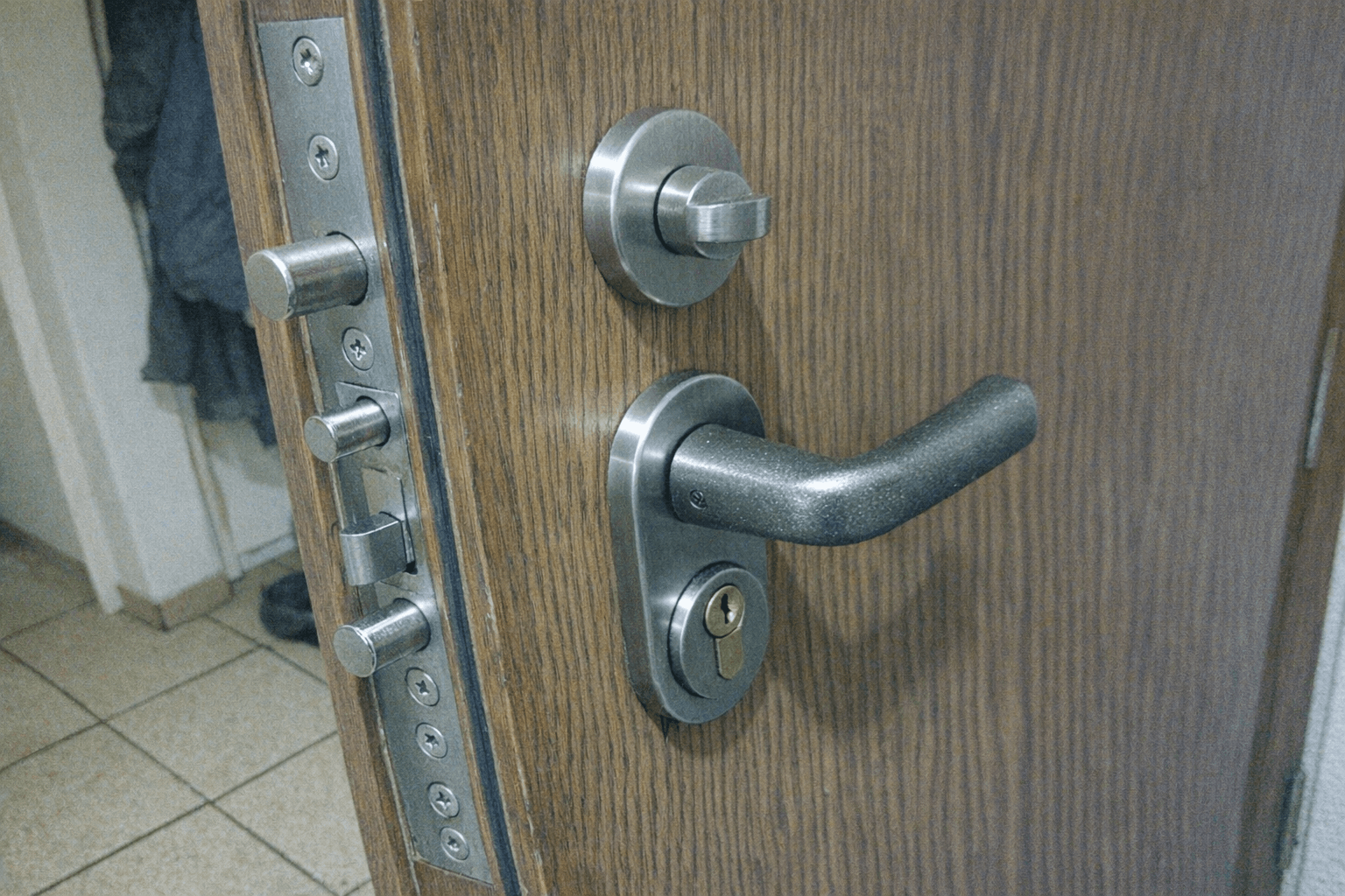 Moderne Sicherheitskomponenten an einer Haustür